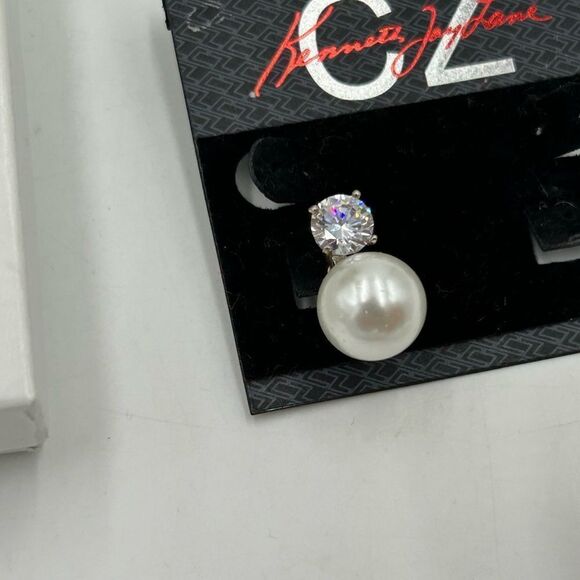 Women’s Kenneth Jay lane Pearl clip on earrings - Picture 4 of 5